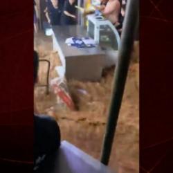 &Ccedil;in'de ani sel felaketi: A&ccedil;ık hava pazarı sular altında kaldı!
