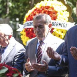 Dursun &Ouml;zbek'ten Ali Sami Yen'in kabri başında duygulandıran s&ouml;zler