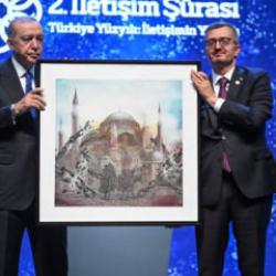 Erdoğan&rsquo;a Ayasofya&rsquo;nın yeniden a&ccedil;ılışını simgeleyen tablo hediye edildi