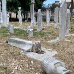 Fatih'teki tarihi hazirede 7 mezar taşını kırıp ka&ccedil;tı