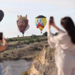G&ouml;ky&uuml;z&uuml; rengarenk fig&uuml;rler ile şenlendi: 7. Kapadokya Balon Festivali başladı