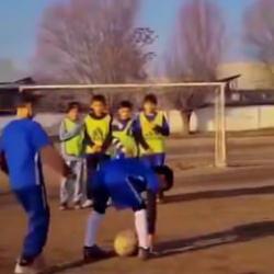K&uuml;&ccedil;&uuml;k futbolcuların zeka dolu duran top organizasyonu viral oldu