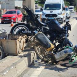 Antakya'da iki motosiklet &ccedil;arpıştı: 1 kişinin &ouml;ld&uuml;ğ&uuml; feci kaza kamerada