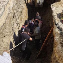 Hatay'da g&ouml;&ccedil;&uuml;k! Toprak altında kalan iş&ccedil;i hayatını kaybetti 