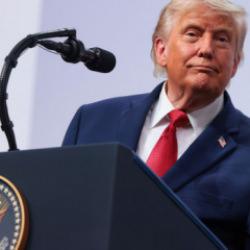 Trump İspanya'daki krizi fırsata &ccedil;evirdi: Sandığı g&ouml;sterdi