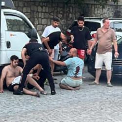 Kağıthane'de yol verme kavgası! Ortalık kan g&ouml;l&uuml;ne d&ouml;nd&uuml;: 4 kişiyi bı&ccedil;akladı 