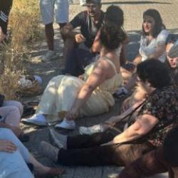 Turistleri taşıyan minib&uuml;s devrildi: &Ccedil;ok sayıda yaralı var
