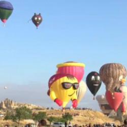 Kapadokya&rsquo;da fig&uuml;rl&uuml; balonlar, g&ouml;ky&uuml;z&uuml;n&uuml; renklendirdi