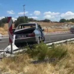 K&uuml;tahya'da iki otomobil &ccedil;arpıştı; 1 &ouml;l&uuml;, 1'i &ccedil;ocuk 4 yaralı