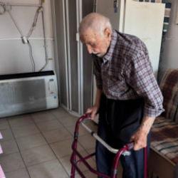 Kutu gibi d&uuml;kk&acirc;nda yaşıyordu! 93 yaşındaki Niyazi dedeye devlet sahip &ccedil;ıktı 