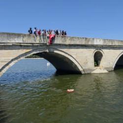 Meri&ccedil; Nehri'ne bırakılan &ccedil;i&ccedil;eklerle Porajmos kurbanları anıldı