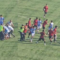 Mersin'deki futbol ma&ccedil;ında saha karıştı: Tekme tokat birbirlerine girdiler