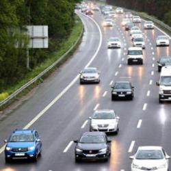 Milyonlarca s&uuml;r&uuml;c&uuml;y&uuml; ilgilendiriyor! Trafik kazalarında yeni tartışma: Zorunlu değil