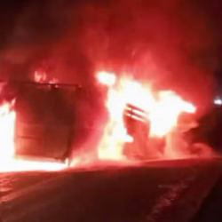 Niğde- Kayseri yolunda trakt&ouml;rle &ccedil;arpışan kamyonet alev aldı