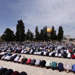On binlerce Filistinli Mescid-i Aksa&rsquo;da cuma namazı kıldı