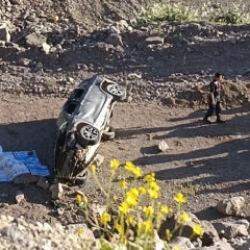 Otomobil dere yatağına devrildi: 3 kişi hayatını kaybetti