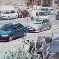 Sağ şeritten sola ani d&ouml;n&uuml;ş kazaya yol a&ccedil;tı: 2 polis memuru yaralandı