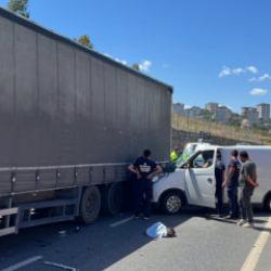 Sancaktepe'de tıra &ccedil;arpan ara&ccedil; hurdaya d&ouml;nd&uuml;: 2 yaralı