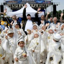Sarıkamış panayır alanına d&ouml;nd&uuml;: S&uuml;nnet ş&ouml;leni ve halk konserleri coşkusu