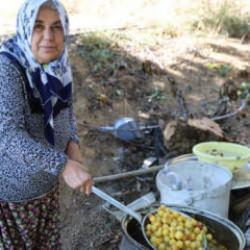 Satılamayan kirazlar kurutularak kışlık &ccedil;erez oluyor!