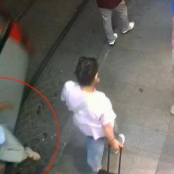 Sirkeci&rsquo;de tramvay yayaya b&ouml;yle &ccedil;arptı! Esnaf "hızlı gidiyorlar" diyerek isyan etti
