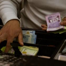 Suriye'de Esed&rsquo;li paralar tarihe karıştı! Eski banknotları yaktılar