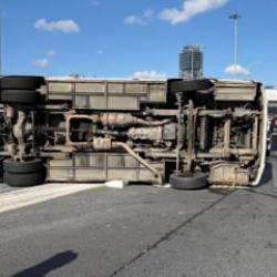 Sarıyer'de korkun&ccedil; kaza! Yolcu midib&uuml;s&uuml; devrildi: 16 yaralı