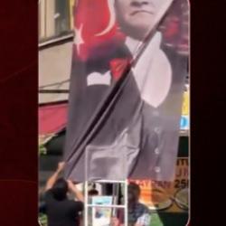 Yeni parti binasında Atat&uuml;rk posterindeki Altıok amblemine bı&ccedil;akla kestiler