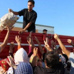 Binlerce liraya satabilirdi: &Ccedil;ift&ccedil;i &uuml;r&uuml;nlerini &uuml;cretsiz dağıttı!
