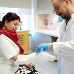 Parmakları a&ccedil;ılmayan hasta T&uuml;rkiye'de şifa buldu 