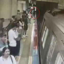 G&ouml;rme engelli gen&ccedil; raylara d&uuml;şt&uuml;! &Ouml;l&uuml;mle burun buruna geldiği o anlar kamerada