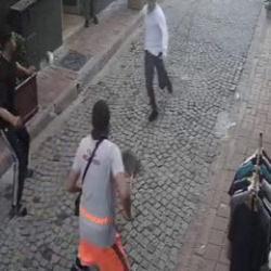 'Hırsız var!' &ccedil;ığlıkları sonrası vatandaş &ccedil;elme taktı temizlik&ccedil;i s&uuml;p&uuml;rgeyle vurdu!