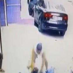 İstanbul'da tepki &ccedil;eken g&ouml;r&uuml;nt&uuml;! Sokaktaki 3 &ccedil;ocuğa vicdansız hareket kamerada