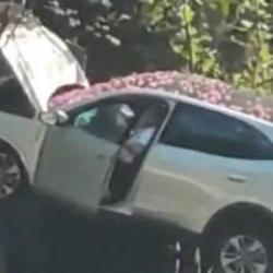 &Ccedil;in'de akılalmaz kaza: Kaldırıma &ccedil;arpan otomobil ağa&ccedil;la trafo arasında asılı kaldı!
