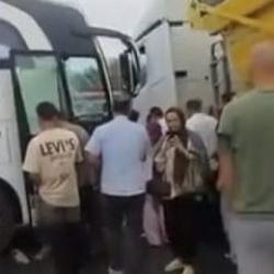 Arnavutk&ouml;y&rsquo;de feci kaza! Yolcu otob&uuml;s&uuml; İETT otob&uuml;s&uuml;ne &ccedil;arptı