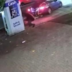 Londra'da film gibi soygun: ATM'yi &ccedil;eki&ccedil;le par&ccedil;alayıp arabayla yerinden s&ouml;kt&uuml;ler