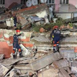 İstanbul Bah&ccedil;elievler'de 6 katlı bina &ccedil;&ouml;kt&uuml;