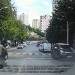 Başakşehir'de yokuşta kaymaya başlayan aracı elleriyle durdurdu!