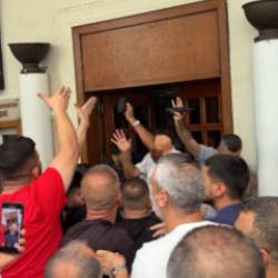 Belediye binasına girerek eylem yapan servis&ccedil;ilere biber gazlı m&uuml;dahale
