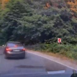 Bolu'da motosikletin otomobile &ccedil;arptığı kaza, ara&ccedil; i&ccedil;i kamerasında