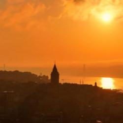 İstanbul'un harika g&uuml;n doğumu Galata Kulesi ile g&ouml;rsel ş&ouml;len oluşturdu