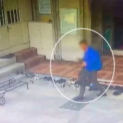 Cibiliyeti bozuk hırsız camideki &ccedil;antaları toplayıp ka&ccedil;tı