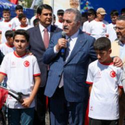 Camini Bul, Takımını Kur Futbol Turnuvası&rsquo;na katılan &ouml;ğrencilere bisiklet hediye edildi