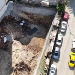 &Ccedil;ekmek&ouml;y'de istinat duvarı &ccedil;&ouml;ken inşaatın yanındaki 5 katlı bina boşaltıldı