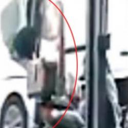 Ekmek indirirken otomobil &ccedil;arptı: Mersin'deki feci kaza kamerada