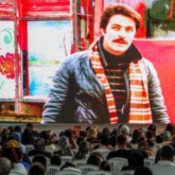 Esenler'de vatandaşlar yazlık sinemada buluşuyor!