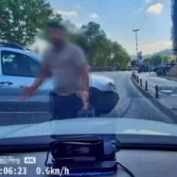 Ey&uuml;psultan'da trafikte tartıştığı s&uuml;r&uuml;c&uuml;n&uuml;n &ouml;n&uuml;n&uuml; kesti: 'Kafanı keserim'
