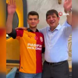 Forması &ccedil;ıkarılan gence Trabzon cephesinden &ouml;zel Salah forması jesti!