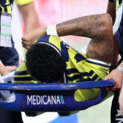 Fenerbah&ccedil;e'ye sakatlık şoku! Yıldız isim g&ouml;zyaşları i&ccedil;inde &ccedil;ıktı
