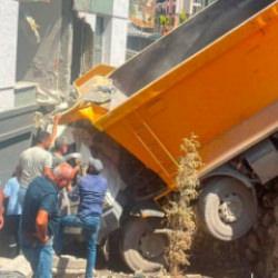 Freni boşalan kamyon, binanın duvarına &ccedil;arptı